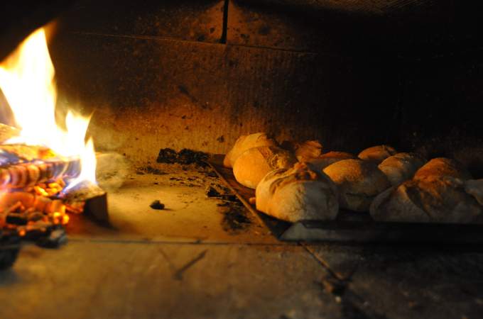 山梨県八ヶ岳南麓の森のパンカフェで自家製酵母･手捏ね･薪窯で焼くパン作り体験