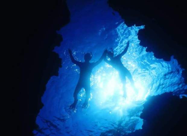 【地域クーポン対応】【無料送迎付き、ﾂｱｰ中の写真ﾌﾟﾚｾﾞﾝﾄ】石垣島唯一のパワースポット、青の洞窟でｼｭﾉｰｹﾙ！