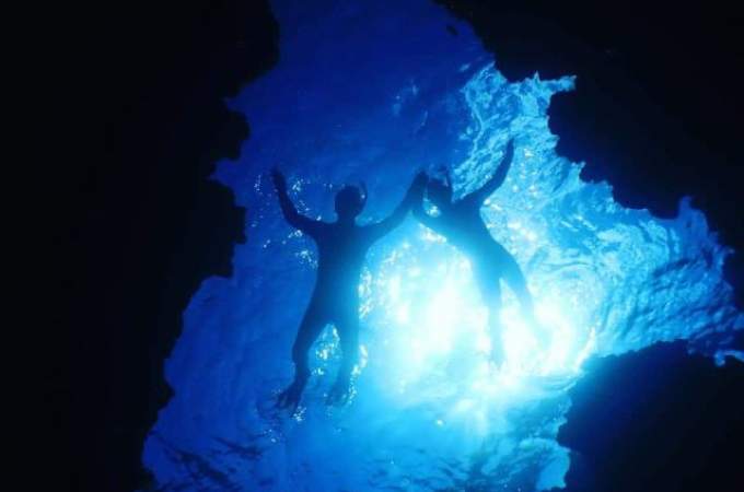 【地域クーポン対応】【無料送迎付き、ﾂｱｰ中の写真ﾌﾟﾚｾﾞﾝﾄ】石垣島唯一のパワースポット、青の洞窟でｼｭﾉｰｹﾙ！