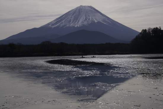 美しいの精進湖と富士