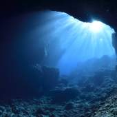 幻想的に輝く青の洞窟