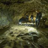 琉球石灰岩の白い洞窟